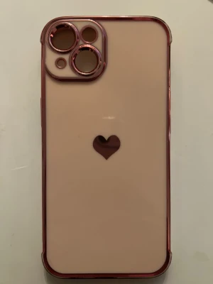 Rosa skal med hjärtdetaljer för iPhone 14 - Rosa skal i olika rosa nyanser och hjärtdetaljer. Passar iPhone 14 och är i mycket bra skick.