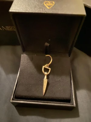 Silver maria nilsdotter örhänge  - Silver maria nilsdotter örhänge! Jag har haft den i ungefär ett år men tyvärr tappat bort ringen på toppen och återställt den! Men fortfrande skit snygg! Därför är det också lägre pris. Original pris:2300kr