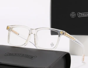 Chrome Hearts transparenta glasögon - Snygga glasögon från Chrome Hearts med transparent fyrkantig båge i syntetmaterial. Guldiga detaljer och logotyp på skalmarna ger en lyxig vibe. Perfekt för dig som vill sticka ut med stilrena och exklusiva accessoarer.