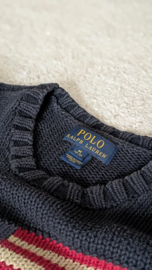 Ralph Lauren USA tröja  - Hej! Säljer nu denna sjukt stiliga och trendiga tröja med en "vintage" usa flagga på. Märke: Ralph Lauren || nypris 5999kr❌-vårt pris: 699kr ✅. Skick 10/10 🤩. Självklart äkta! ✅. Endast tröja medföljer via köp. Färg: marinblå. Size: 10-12 eu. Passade mig när jag var ca 152-155cm. 