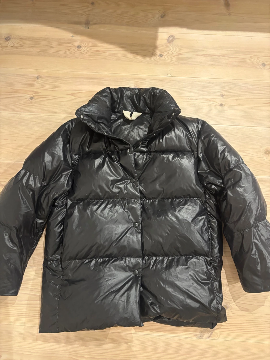 Svart pufferjacka med hög krage - 1