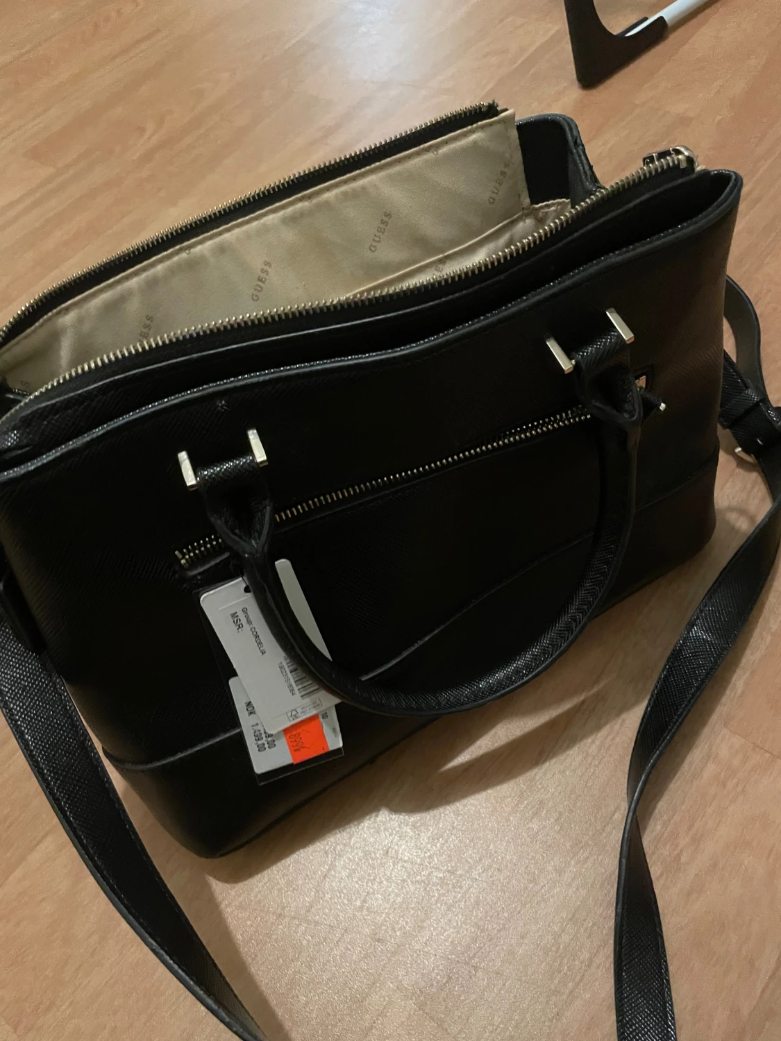 Svart handväska från Guess - 3