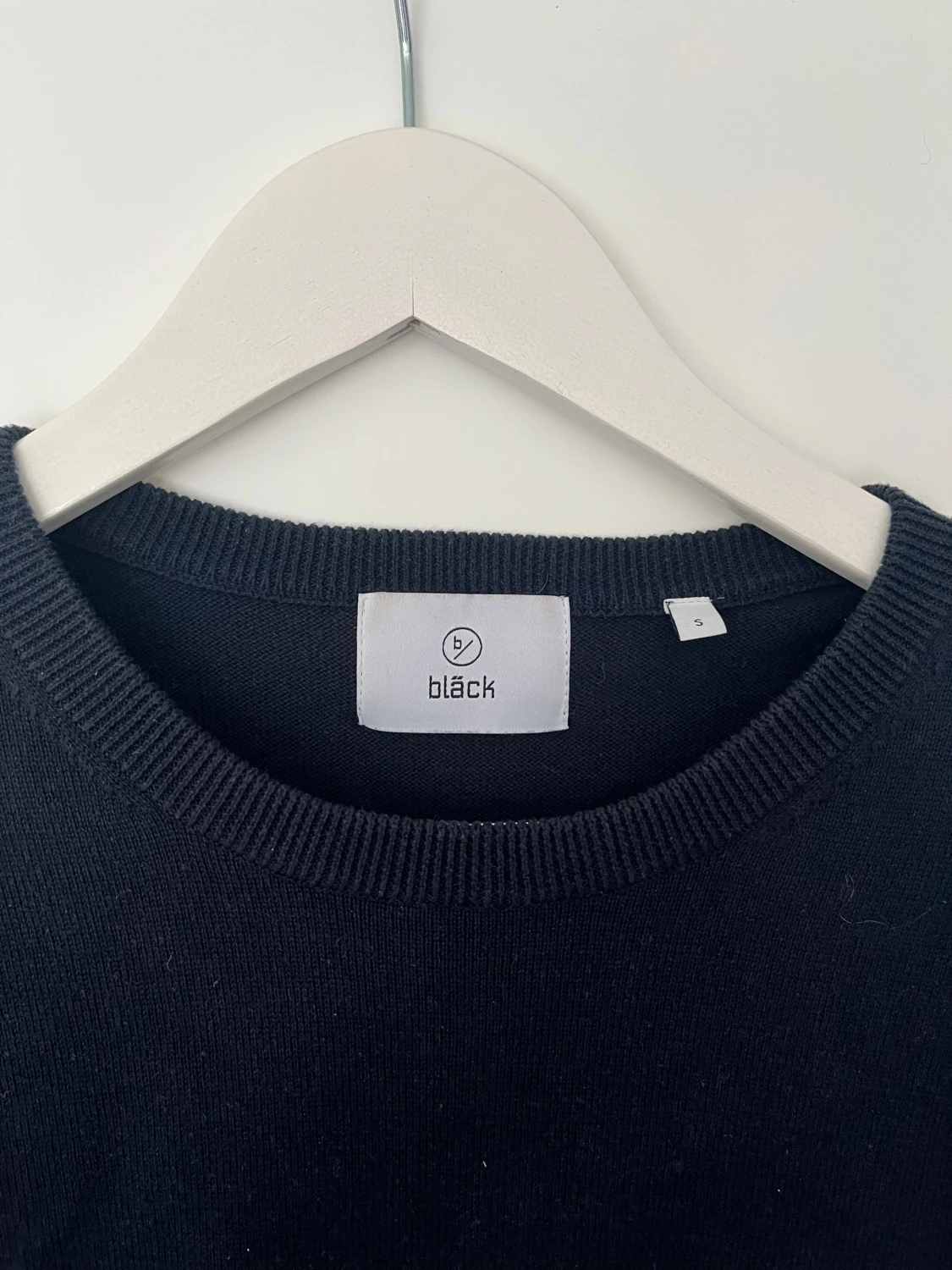 Mörkblå stickad tröja från Bläck - 1