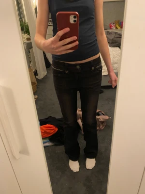 Coola jeans - Ett par jätte coola jeans ifrån M+My, passar tjej som är 164-170!! Väldigt coola och fina detaljer både fram och back, så att dem bli unika💕Bredd midja:39 cm, Mått innerben:77cm och Mått ytterben: 99cm