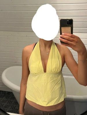 Gul halterneck topp - Söt gul topp med öppen rygg och knyte. Storlek xs, aldrig använd!💛