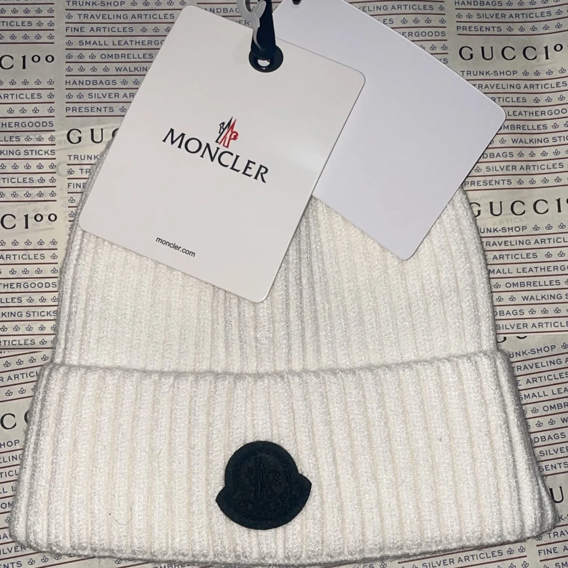 Vit moncler black patch mössa 