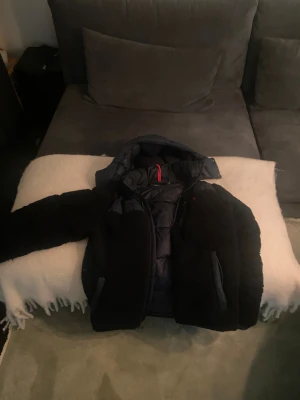 Teddyjacka Polo Ralph Lauren - Säljer en svart teddyjacka från Polo Ralph Lauren då den är för liten och har köpt ny. Nypris är 6379kr, Det är inga hål eller nått i den. Hör av er om det är några fler frågor:)