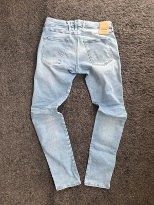 Replay Hyperflex Anbass | Slim Fit - Replay Anbass i snygg ljusblå färg. Köptes på volt i maj för 1499kr. Eftertraktade och riktigt snygga - med stretchigt material för skön passform.   🎨 Färg: Ljusblå  📏 Storlek: W32 L34- Modellen är 186 cm  ✅ Skick: 9,2/10 - Sparsamt använda  🧵 Material: 86% Bomull, 10% Polyester, 4% Elestan. ‼️Skickas samma dag eller dagen efter köpet genomförs‼️ 