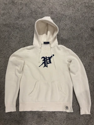 Polo Ralph Lauren vit hoodie - Säljer denna snygga Ralph lauren hoodien i storlek M. Den har en mörkblå logga på bröstet och är vit. Tag finns med på bild. Hör av dig vid eventuell fråga! Pris kan diskuteras vid snabbaffär!