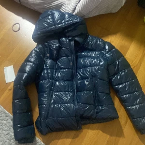 Lager 157 jacka - Jag säljer en lager 157 Jacka. Den har ett litet hål men annat än det är det ingen tecken på användning.