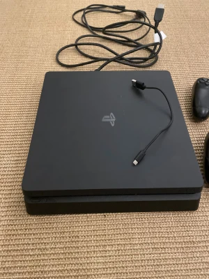 PlayStation 4  - Sony PlayStation 4 i otroligt bra skick inga slitningar eller defekter alls. Två kontroller kommer med samt laddare till dem. Alla skadar är mer ( HDMI kabel och strömkabel) Riktigt bra skick och allt finns med
