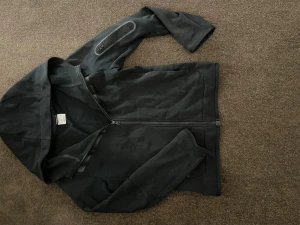 Svart Nike tech storlek 150-160 cm - Nike tech hyfsat använd