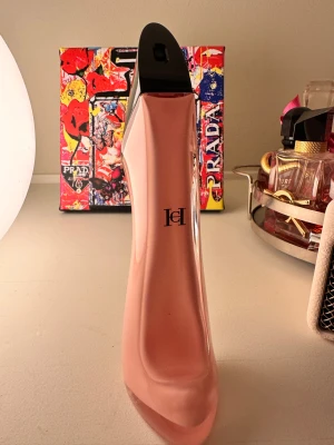 Good Girl Blush parfym 50ml - Helt oanvänd Good Girl Blush från Carolina Herrera. Volym: 50 ml. Bara öppnad, fick den i present men den passar mig tyvärr inte som jag trodde! Doftar dock jättegott! Skriv vid fler frågor 🩷