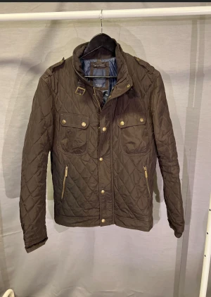 Field jacka - Stört snygg field jacka! Modellen är 179cm! Hör av dig vid minsta fundering 🤩
