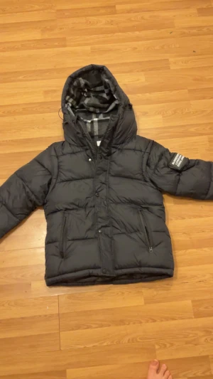 Burberry puffer jacka - Säljer en svart pufferjacka från Burberry utan skador 