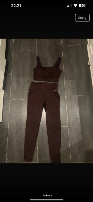 Brun ribbad set från Aim'n - Säljer ett brunt ribbad träningsset från Aim'n i sportig modell. Toppen är ärmlös med breda axelband och har en croppad passform. Perfekt för träning eller chill dagar. Materialet är mjukt och stretchigt för maximal komfort. 