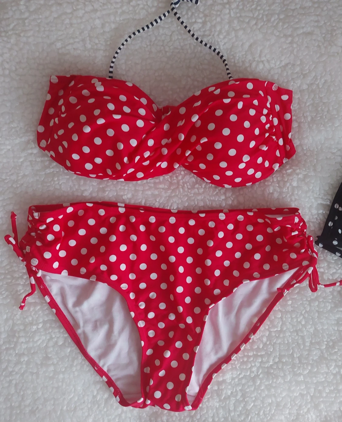 Två bikinisar med prickigt mönster.Storlek 44 - 1