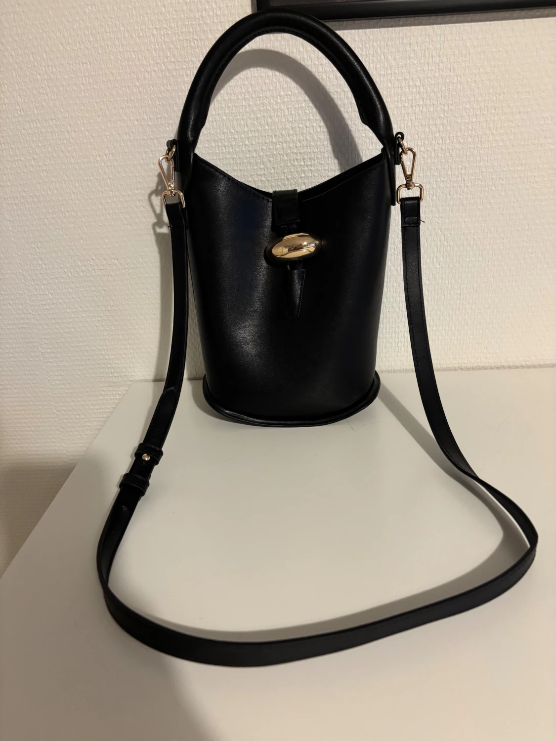 Svart bucket axelväska med gulddetaljer - 3