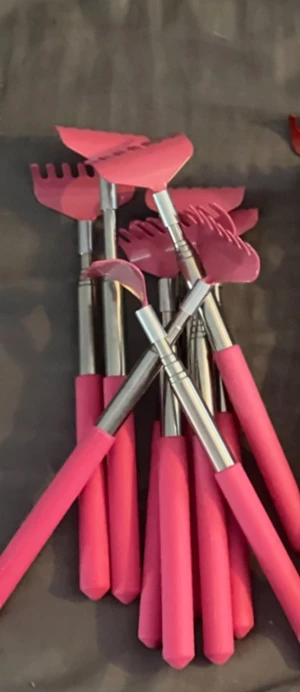 bästa ryggkliare - Rosa - Bästa ryggkliare när de kliar som allra mest Säljes direkt Aldrig använd. Ny utan prislapp.   10st kvar, passa på!  - 1st 25kr - 2st 45kr - 3st 70kr  LÄS INFO:  Tar du förhandla med summa beroende på hur många du vill ha, skickar du förslagsvis summa av 25kr, vill du alltså bara köpa 1styck eller 45kr för 2st, eller 70kr för 3st, Exempel.  För övrig info, skicka kontakta mig / följ mig för mer feta produkter! 