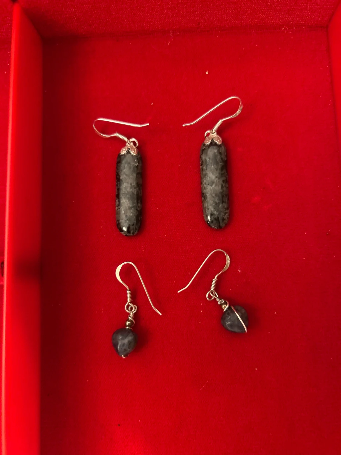 Två par äkta silver örhängen med grå sten - 1