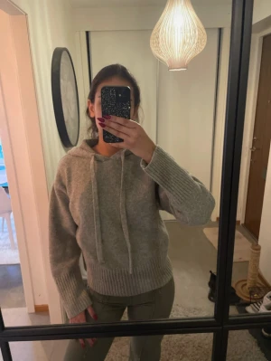 grå stickad hoodie från Zara - Bra skick! 