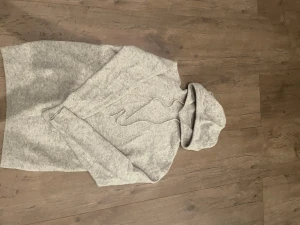 Ljusgrå kashmir Hoodie  - En stilren ljusgrå kashmir hoodie med Huva. Storleken är XS och den är väldigt skön. Har inte använts mycket.Fick den i present och vet inte vilket märke de är. Mitt pris är 300 kr. Kom med prisförslag!