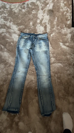 Ljusblå jeans från mnml, storlek 31 - Säljer ett par ljusblå jeans från mnml i storlek 31. Jeansen har använt bara fåtal gånger alltså nästan helt nya. Pris kan diskuteras