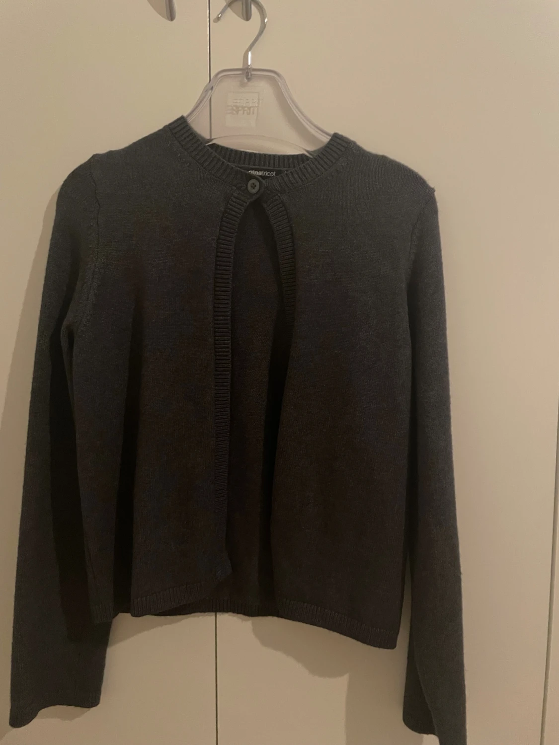 Mörkgrå kofta från Gina Tricot