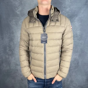 Colmar Vinter Jacka - Skick: 8,5/10, inga defekter. | Ingår: Endast jackan. | Nypris: +- 4000 SEK. | Storleken är 52/M. | Modellen är 183cm och väger cirka 70kg.