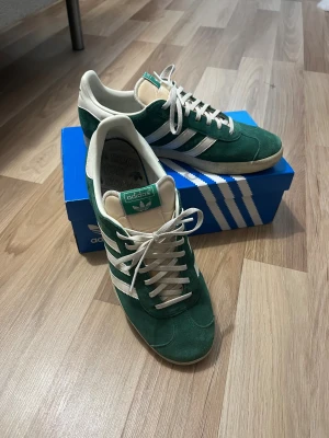 Adidas Gazelle gröna sneakers mocka - Använd fåtal gånger. Ny skick. 