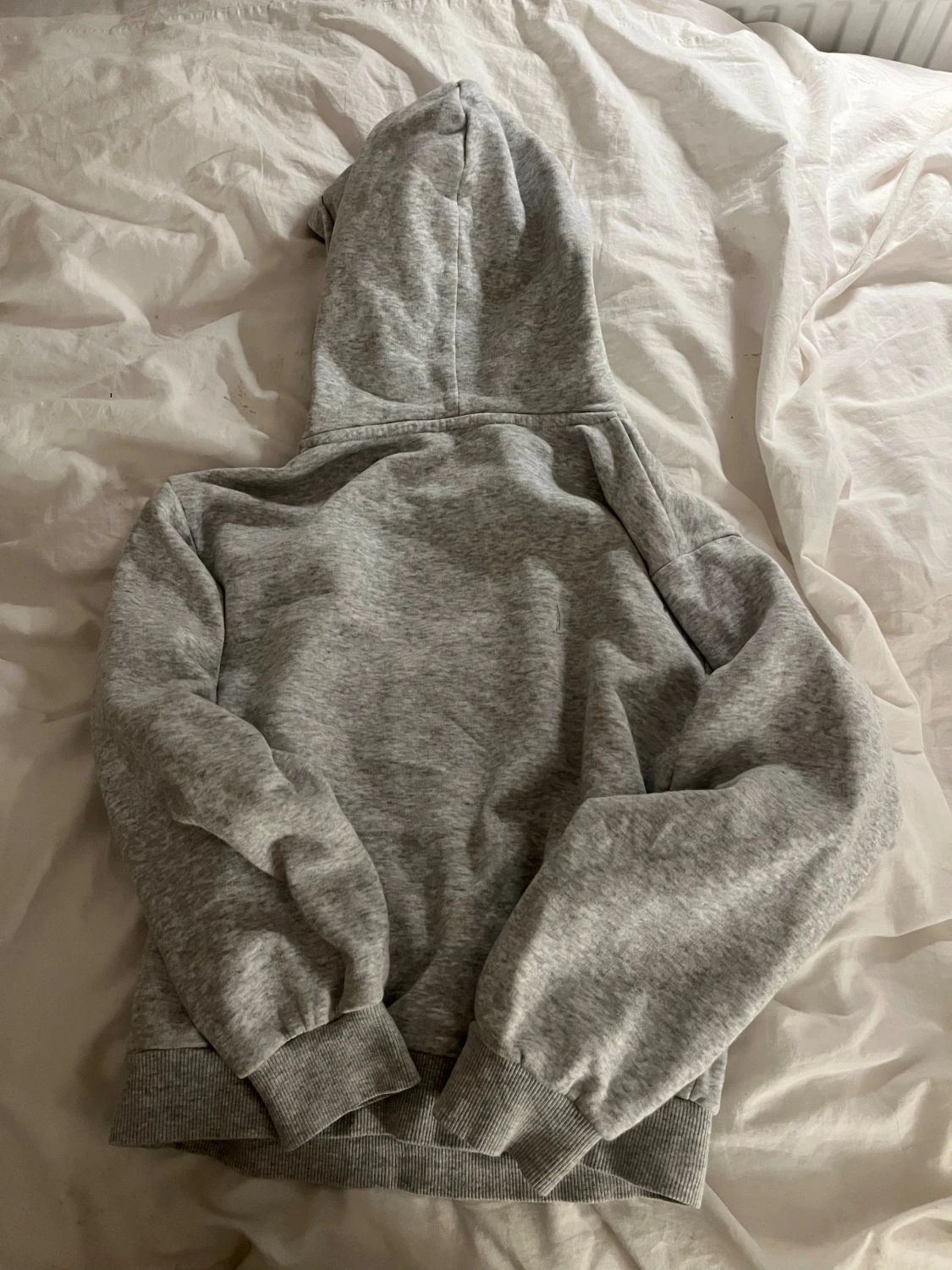Grå hoodie från H&M med huva - 2