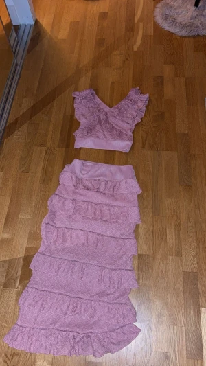 Rosa spetsblus sett - Supersöt rosa sett från bubble room i spets med volanger och v-ringning. Kortärmad och croppad modell med ribbad nederkant. 