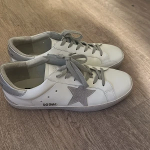 Golden Goose vita sneakers  - Jag fick skorna i present för en månad sedan , säljer de för att de inte passar mig och de är inte min still,kan skicka mer bilder om ni vill.Pris kan sänkas om du köper på direkten😁