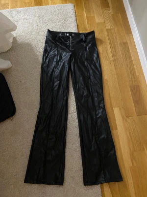 Svarta skinnbyxor - Snygga svarta skinnbyxor med låg midja! Endast använda 1 gång. 