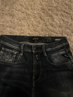 Replay anbass jeans - Säljer dessa skit feta replay jeans i modellen anbass. Snygg fade i färgen med en liten slitning vid höger knä! Storlek 29-32