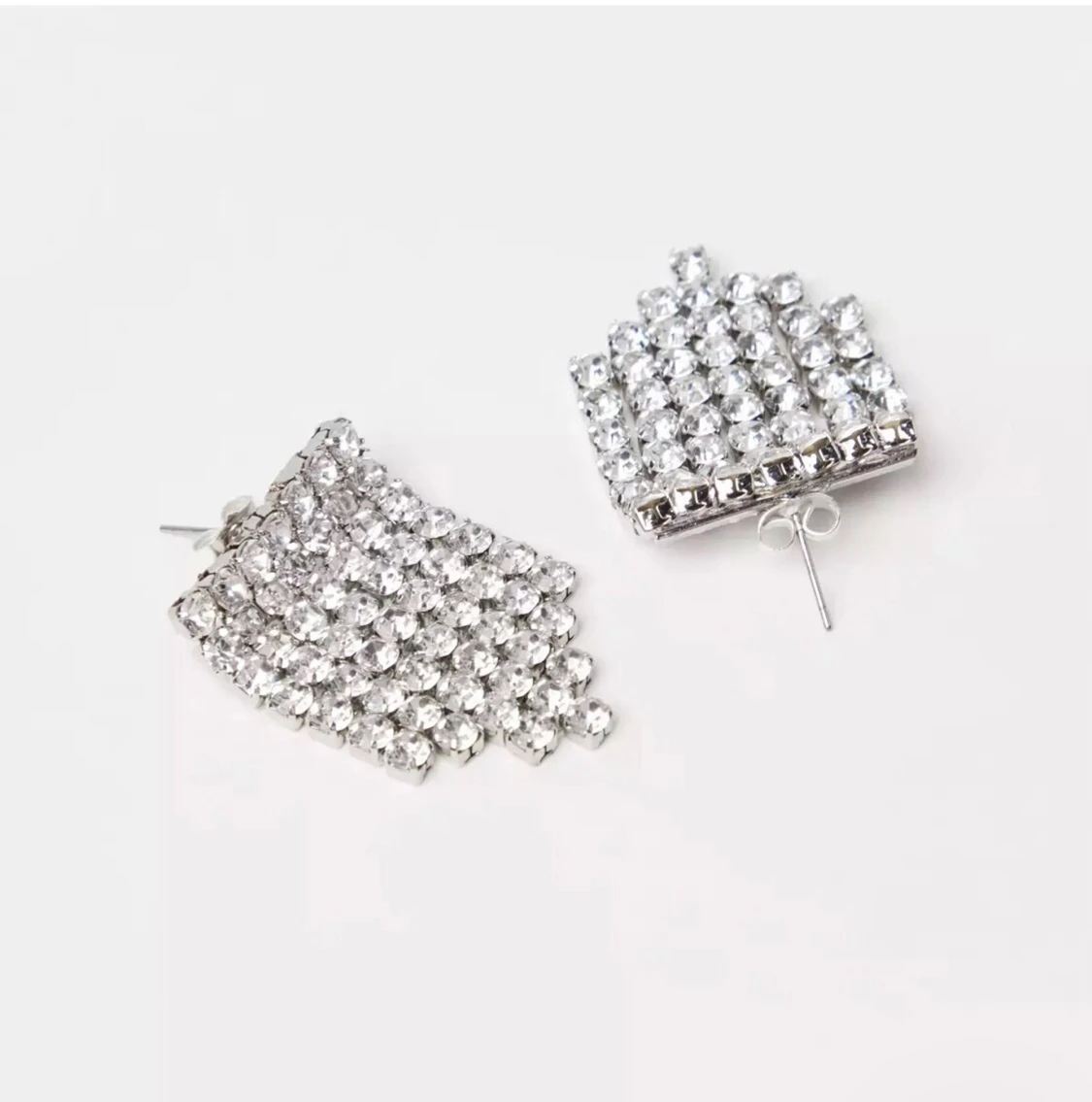 Glittriga silverörhängen med strass - 1