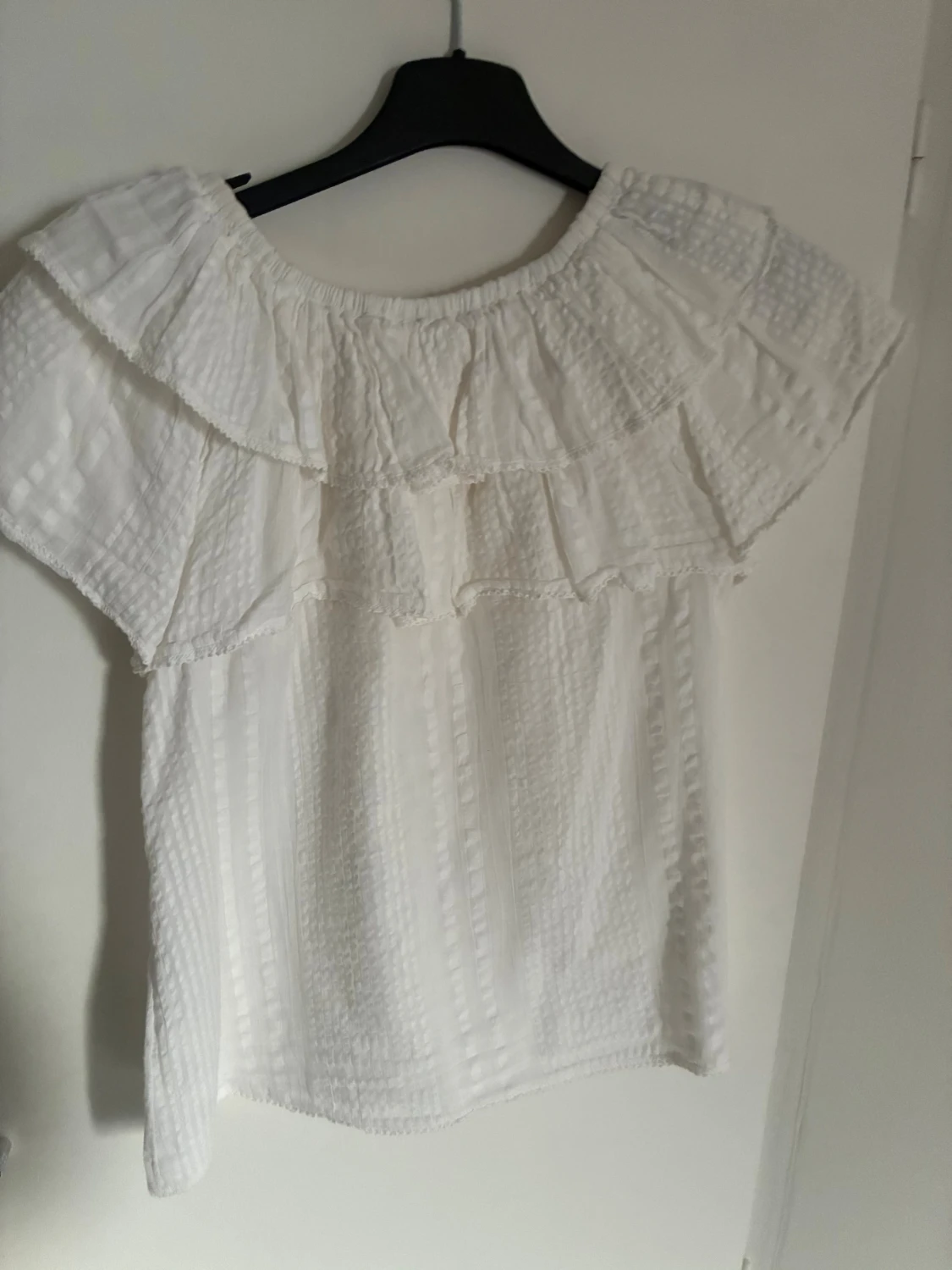 Vit blus med volang från Lindex - 1