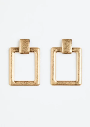 Rektangulära örhängen i guldton. - Snygga rektangulära örhängen i guldfärgad metall med en cool, matt finish. De har en stilren och modern design med raka linjer och är perfekta för dig som gillar statement-smycken. Stiftet sitter på baksidan för enkel användning.