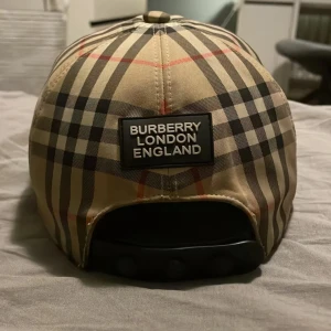 Burberry keps - Fraktar direkt och diskuterar pris 