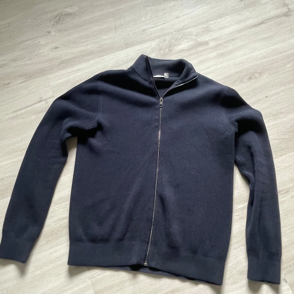 Mörkblå stickad kofta från Kappahl