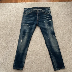 Dsq2 Jeans - Snygga mörk blåa jeans. Skinny fit. Säljs pga av ingen användning längre. Pris kan absolut diskuteras