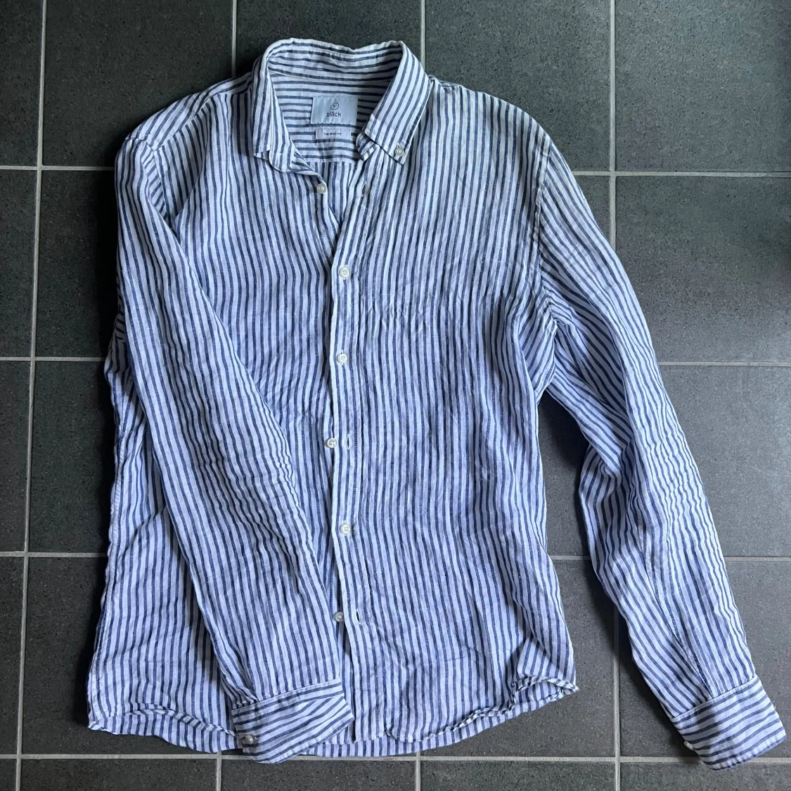 Randig linneskjorta från Bläck