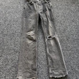 Grå bootcut jeans från g perfect jeans - Säljer ett par grå jeans från Gina tricot i storlek 38. Modellen har bootcut-ben, slitna detaljer vid knäet och fransade benslut. Köpta för 600kr (pris kan diskuteras)