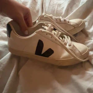 Vita Veja sneakers med svart logo - Snygga vita sneakers från Veja med svart V-logga på sidan❤️