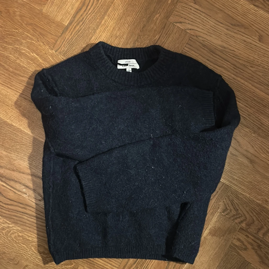 Mörkblå stickad tröja från &otherstories - 1