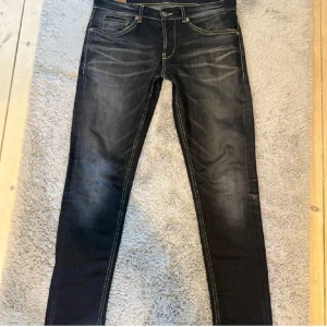 Dondup George Jeans W30 - Skick 9/10 Svarta jeans från Dondup George. Nytt pris 2299 :-   Mitt pris 899 :- Hör av er vid minsta lilla bekymmer 🙌