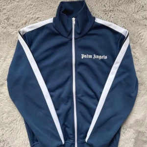 Palm angels kofta - Palm Angels kofta i storlek S ~ köpt på Farfetch ~ bevis finns ~ inga som helst defekter skick  ~ pm vid frågor ~ pris går att diskutera