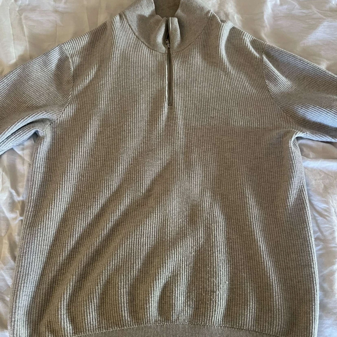 Beige ribbad stickad tröja half zip