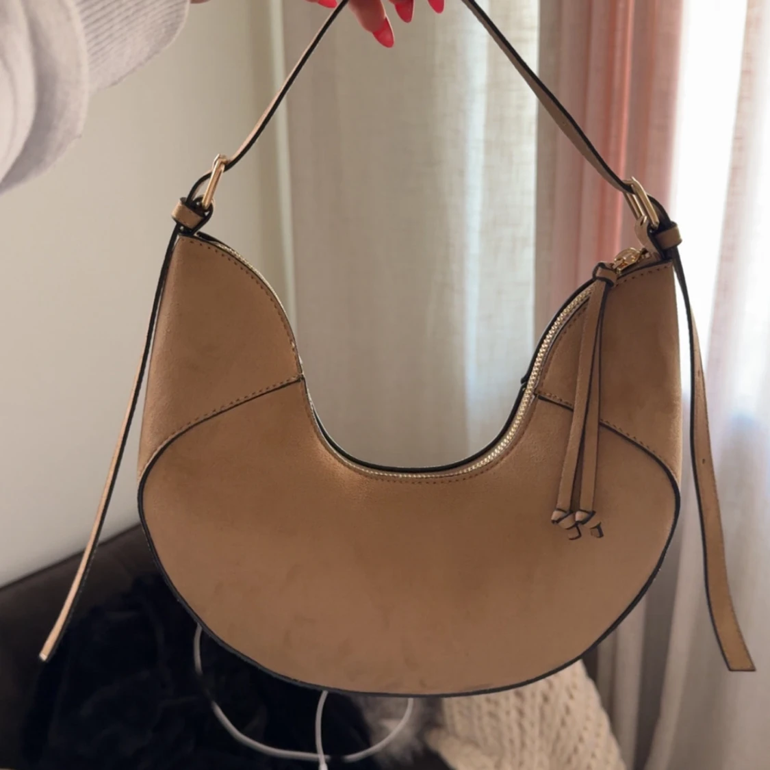 Beige axelväska i mocka - 1