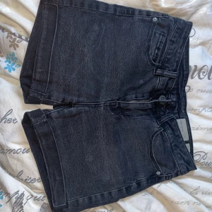 Snygga svarta shorts från Vero moda  - Svarta jeans shorts i storlek xs från vero Moda. Mid waist med mjukt denim. Svart silvrig knapp. Använd ett fåtal gånger men i perfekt skick! 